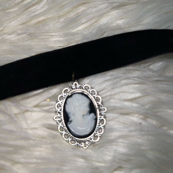 Velvet Black Cameo Chocker - Picture 2 of 2